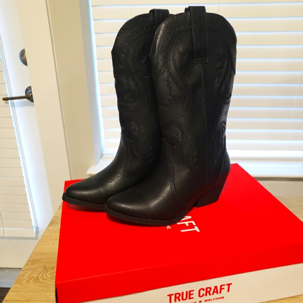 New without Tags!! TRUE CRAFT- Tammy Mid Western Boots (Black)